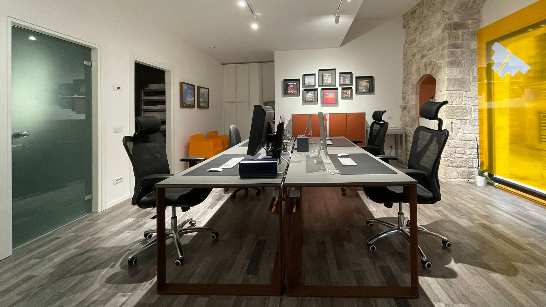 Sala di lavoro dello studio con le postazioni affiancate