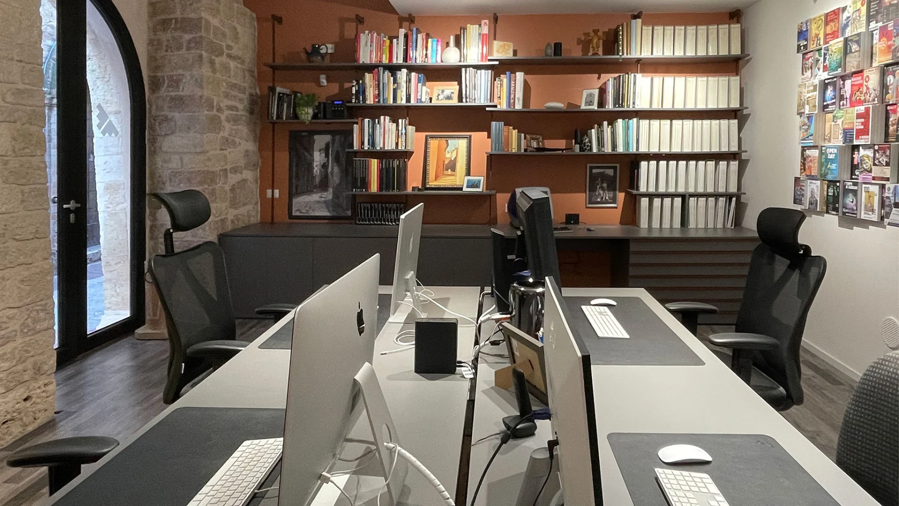 Studio con la libreria dei campioni e le scrivanie
