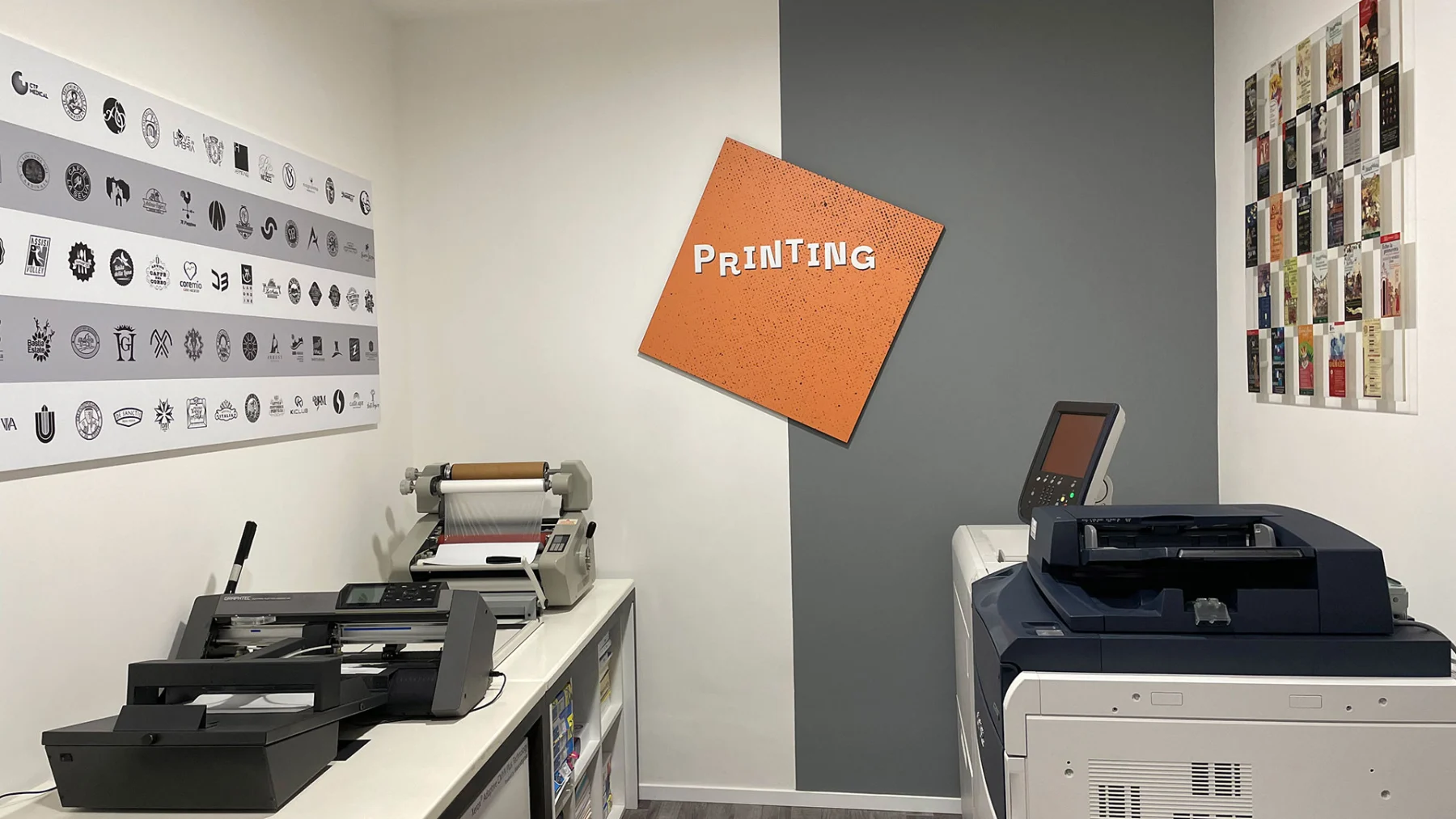 Area di stampa dello studio con le stampanti e il pannello Printing