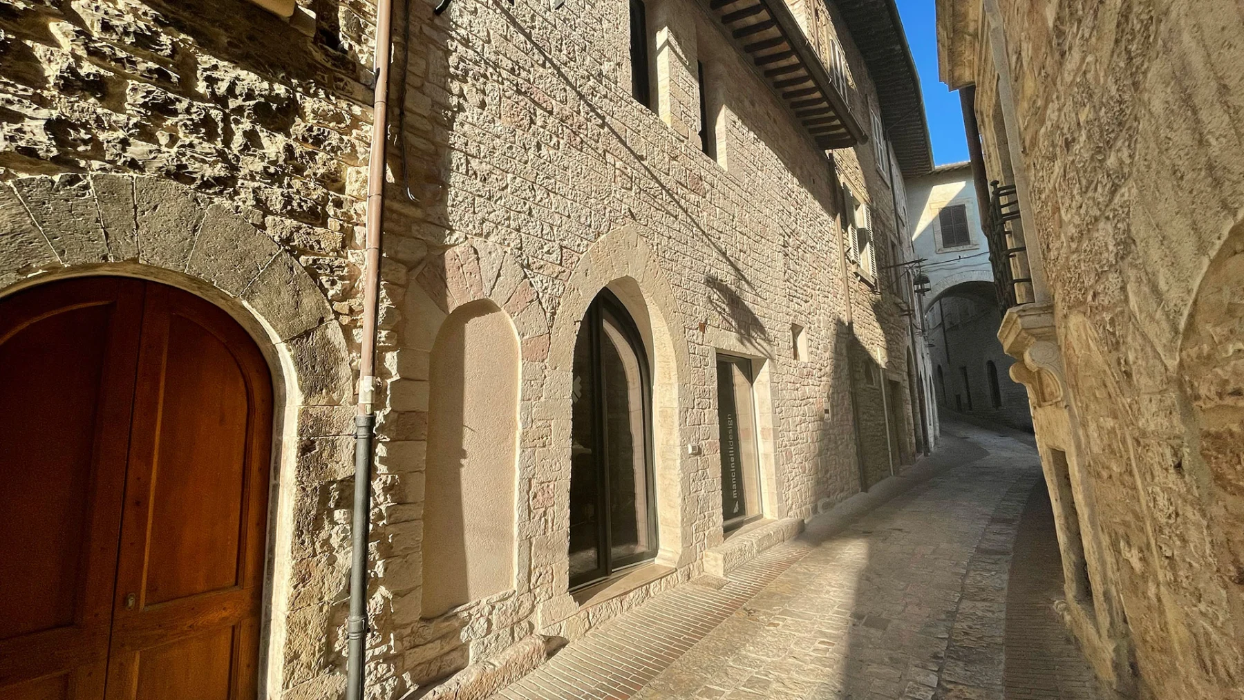 Il vicolo di Assisi dove si trova lo studio